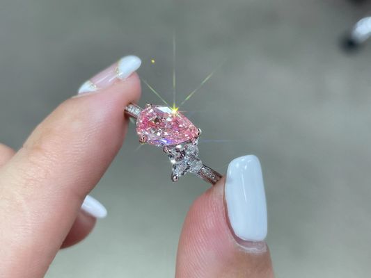 Розовая и белая груша 1,5 кл. Лабораторно выращенные синтетические бриллианты, сделанные человеком.