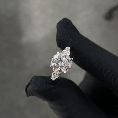 Лабораторно выращенные бриллиантовые кольца 3.01ct CVD Белый F VS2 Круглый трехкаменный стиль